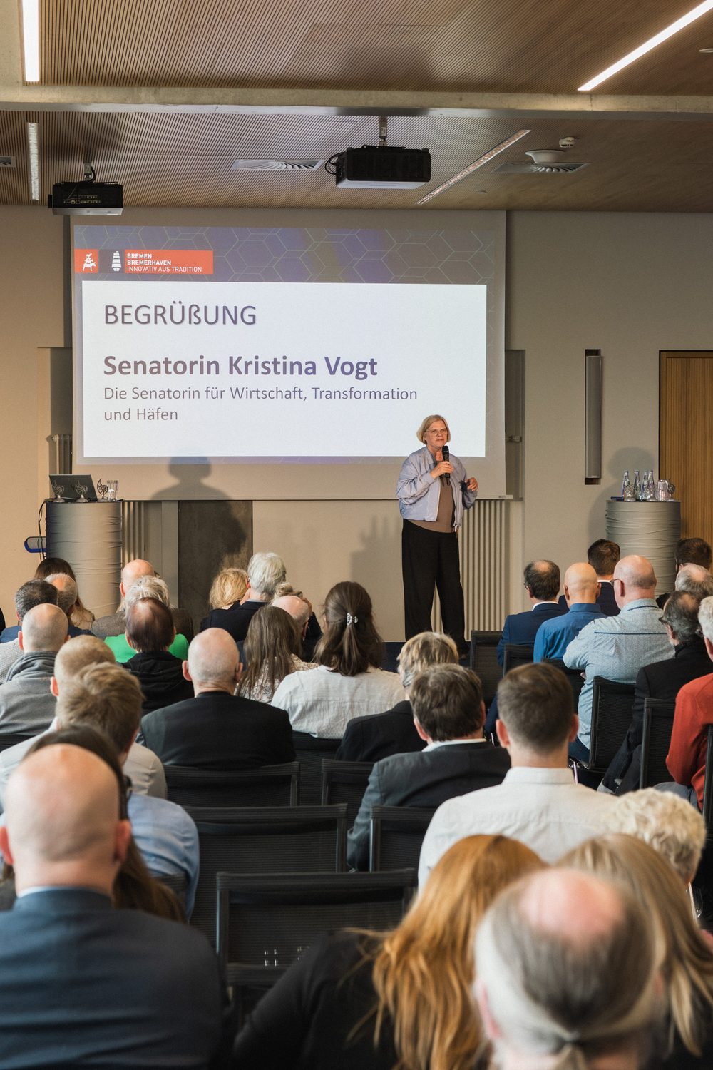 Begrüßung auf der i2b-Bühne